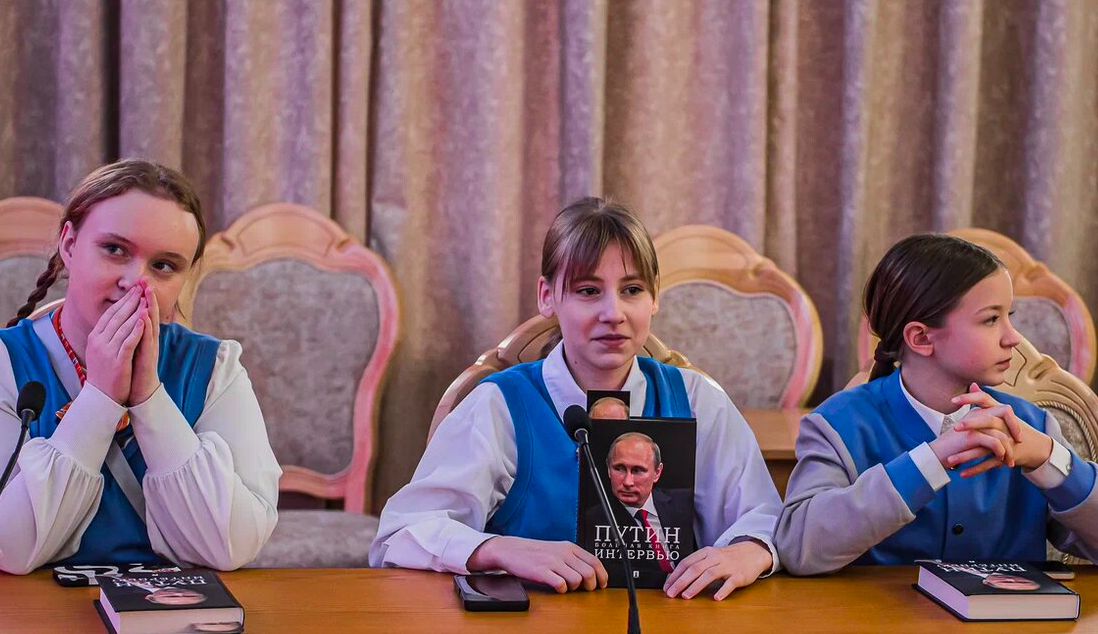 Фото В Новосибирске школьникам вручили книги с заявлениями Путина об атаке дронов и ситуации на Украине 3 - Сиб.ФМ Фото В Новосибирске школьникам вручили книги с заявлениями Путина об атаке дронов и ситуации на Украине 3